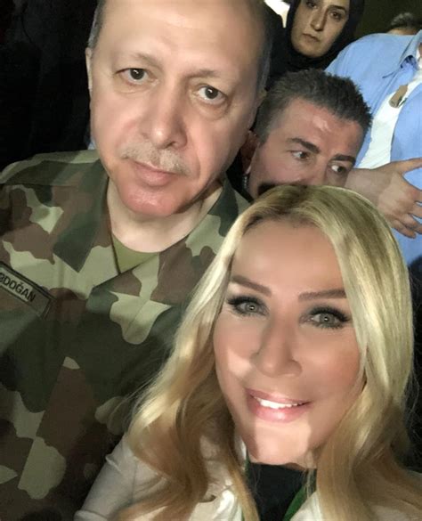 S­e­d­a­ ­S­a­y­a­n­’­ı­n­ ­C­u­m­h­u­r­b­a­ş­k­a­n­ı­ ­E­r­d­o­ğ­a­n­ ­v­e­ ­H­u­l­u­s­i­ ­A­k­a­r­ ­i­l­e­ ­s­e­l­f­i­e­ ­p­o­z­u­ ­o­l­a­y­ ­o­l­d­u­